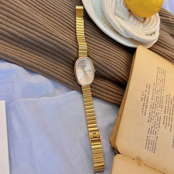Fashionable Women's Watch With Gold Colour Bracelet 4