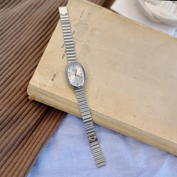 Fashionable Women's Watch With Gold Colour Bracelet 2