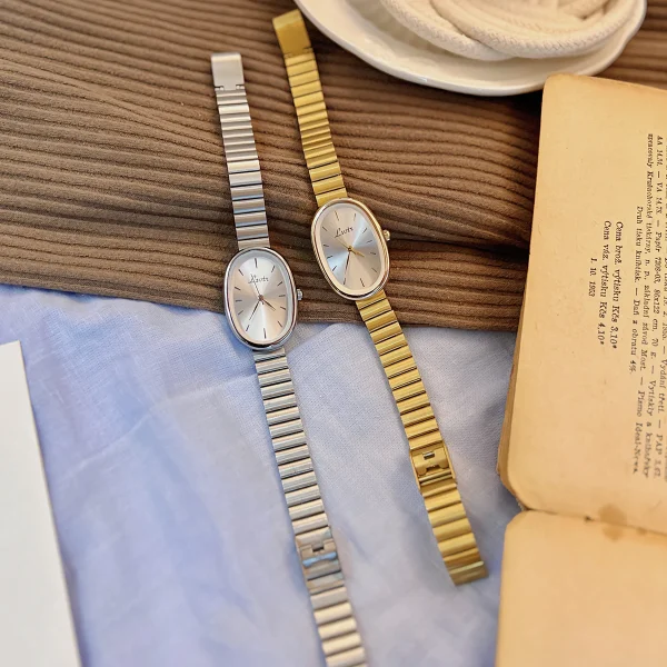 Fashionable Women's Watch With Gold Colour Bracelet 3