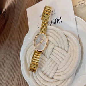 Fashionable Women's Watch With Gold Colour Bracelet 1